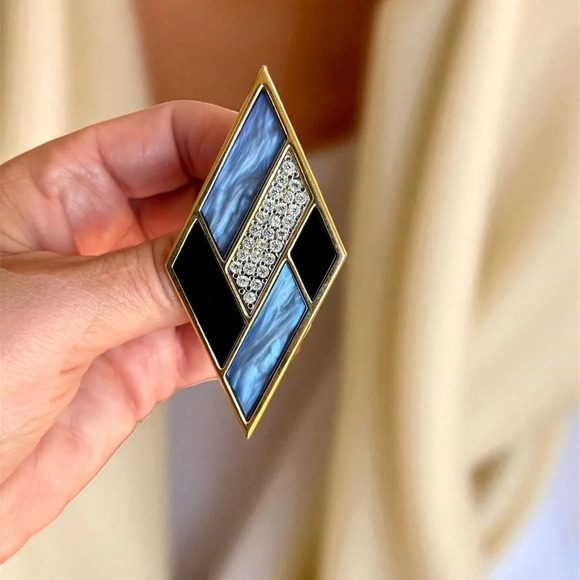 YVES SAINT LAURENT Elegant Geometric Brooch with Crystals - Picture 8 of 13